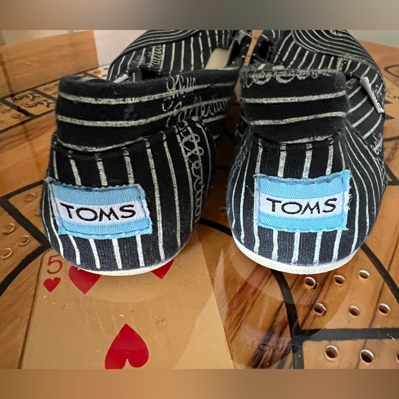 Toms slip on casual canvas shoe black and white striped. Size 6 EUC - Picture 3 of 5